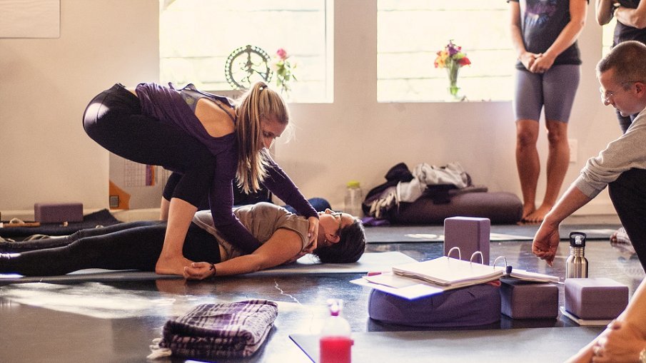 ¿Qué diferencia hay entre estas dos vías para ser monitor de yoga?