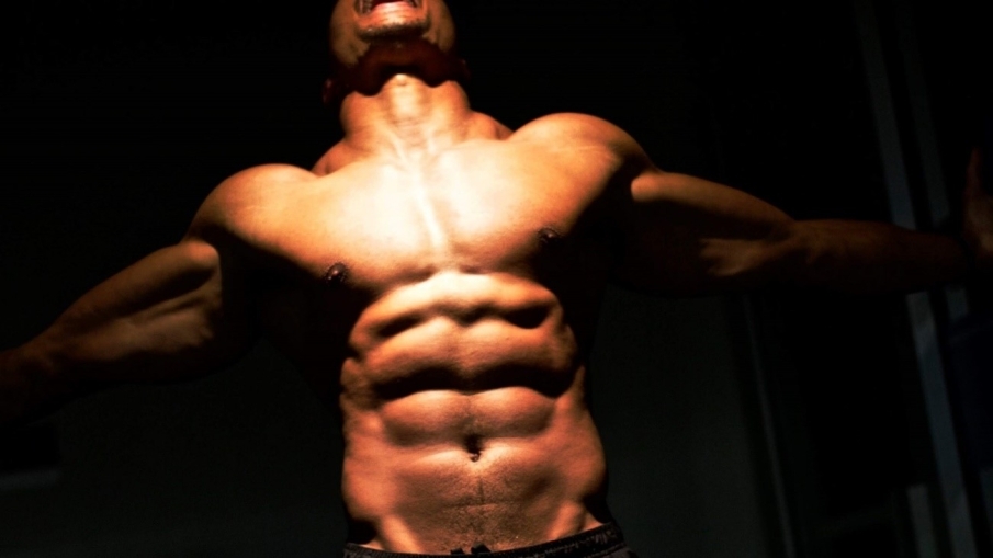 ¿Cuáles son los beneficios de hacer abdominales de pie?