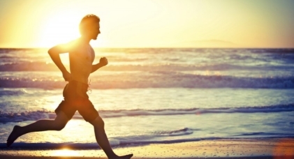 deporte-y-el-sol-correr-en-la-playa