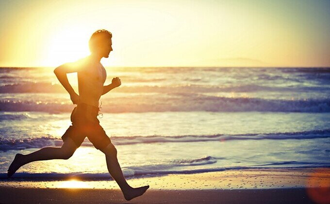 deporte-y-el-sol-correr-en-la-playa