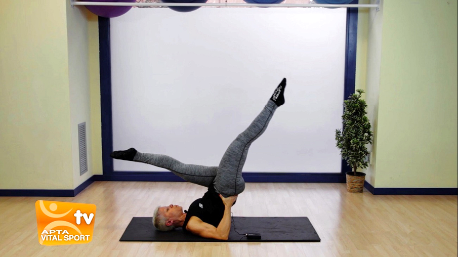Ejecución de las tijeras de Pilates - paso 3