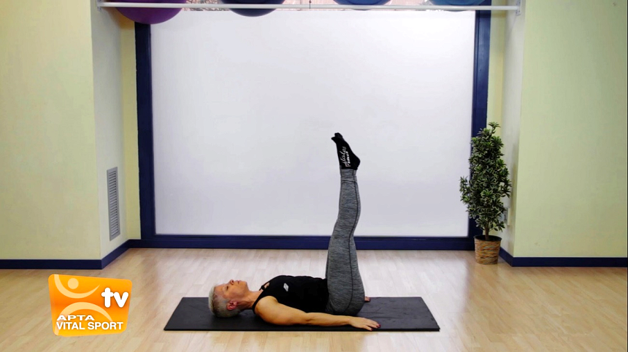 Ejecución de las tijeras de Pilates - paso 1