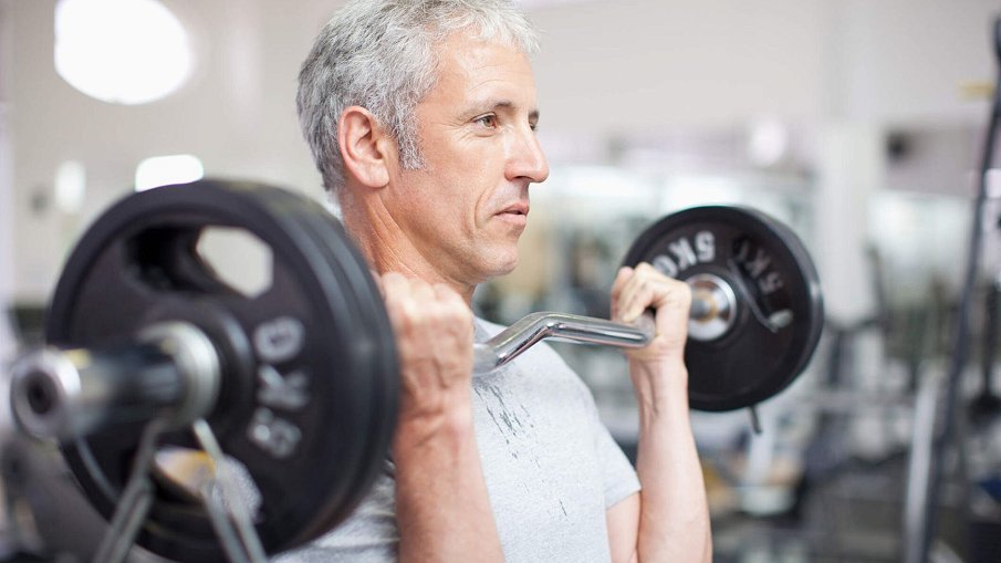 Beneficios del entrenamiento de fuerza en personas mayores
