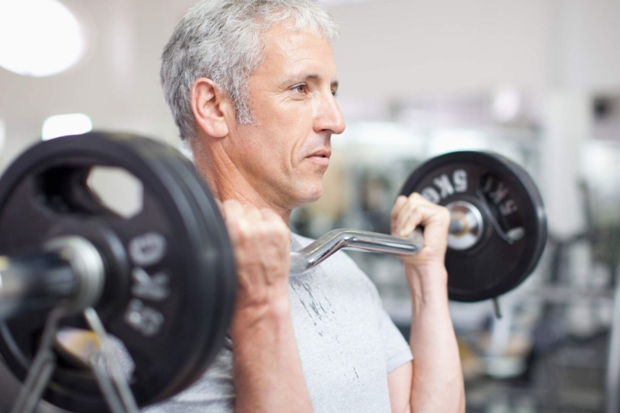 Beneficios del entrenamiento de fuerza en personas mayores