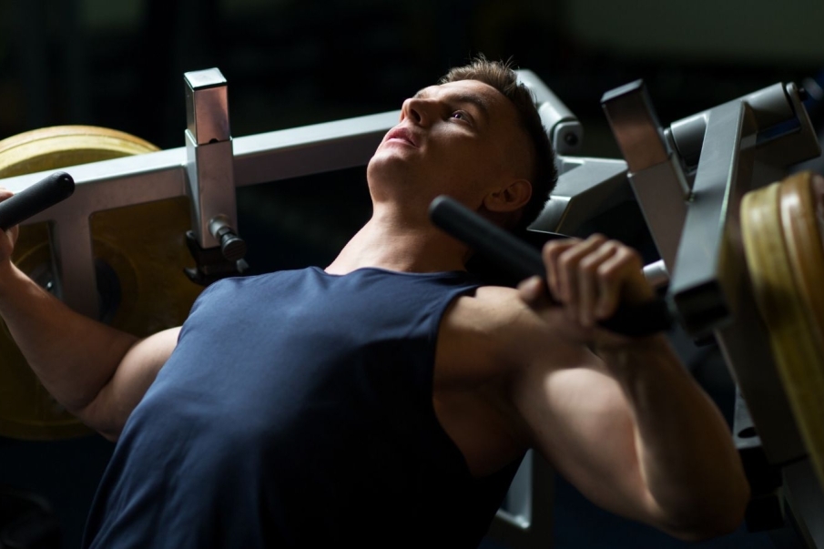 Máquinas selectorizadas y de carga. Diferencias en fuerza e hipertrofia