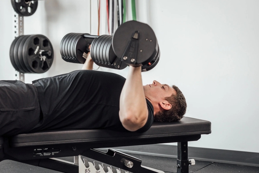 ¿Es mejor hacer press banca con barra, mancuernas o máquina? ¿Es mejor hacer press banca con barra, mancuernas o máquina?