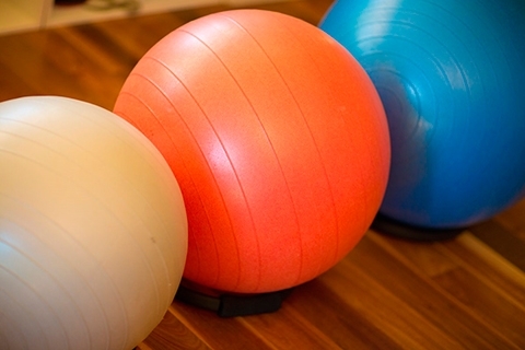 Soporte para pelotas de ejercicio | Organiza tu espacio | Estante de bolas  de pared | Soporte para pelota de yoga | Soporte de pared para pelota de