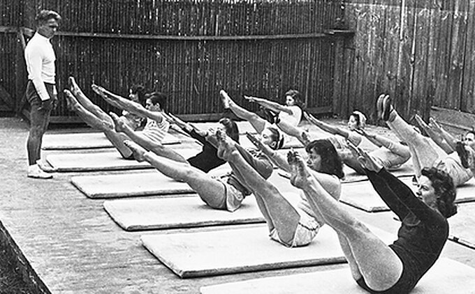 joseph-hubertus-pilates-haciendo-ejercicios-de-pilates