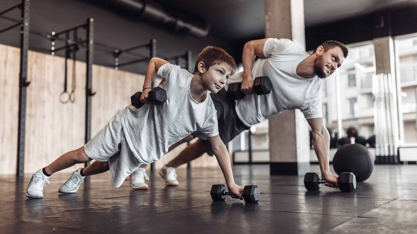 ¿Las pesas frenan el crecimiento en niños? Mitos y evidencia