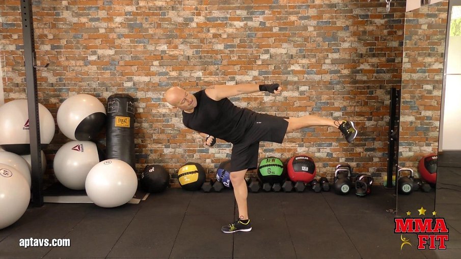Patada lateral patada de trayectoria recta que vamos a emplear en MMA Fit