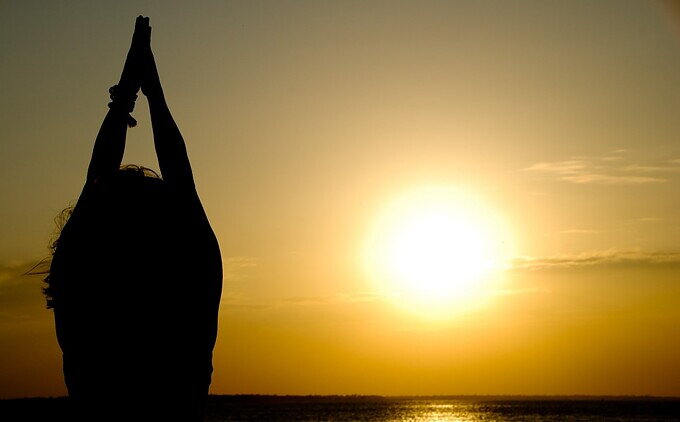 Saludo al sol en yoga ¿Qué es y qué beneficios tiene? Saludo al sol en yoga ¿Qué es y qué beneficios tiene?