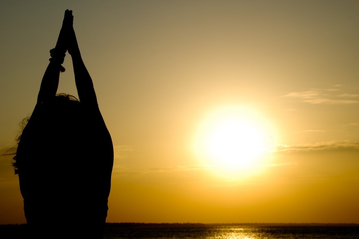 Saludo al sol en yoga ¿Qué es y qué beneficios tiene?