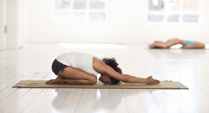 ¿Qué es el Yin Yoga, y qué beneficios tiene?