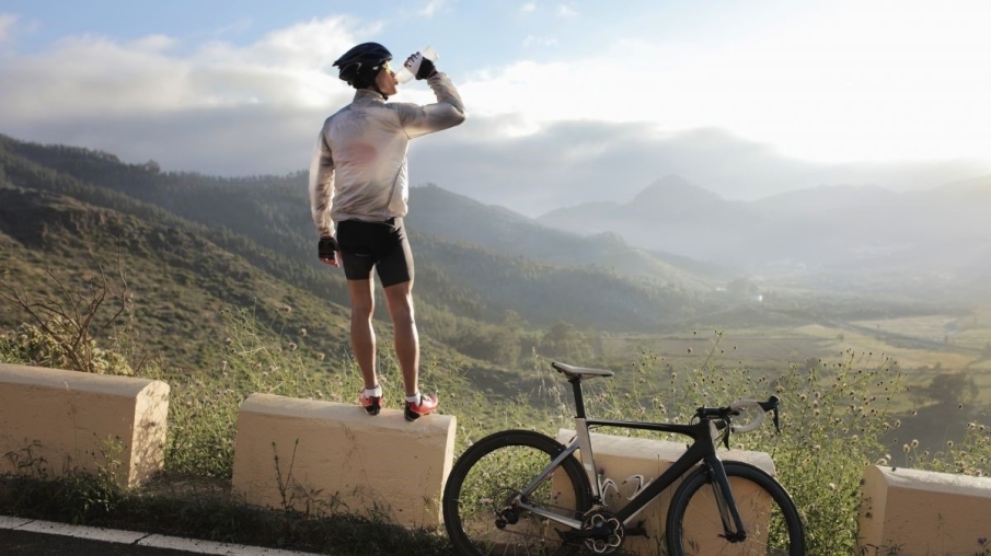 ¿Qué se debe buscar en una bebida intra-entreno para actividades deportivas de larga duración?