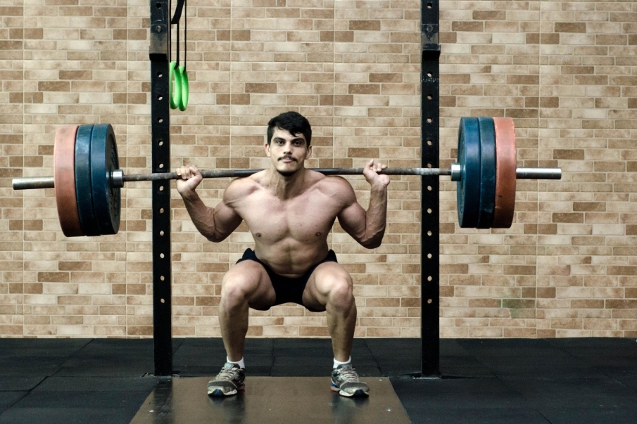 Biomecánica de la sentadilla libre y la sentadilla hack