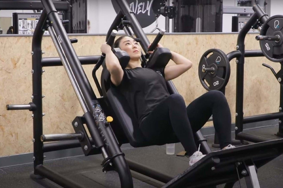 Comparativa de fuerza máxima (1RM) en sentadilla libre y hack