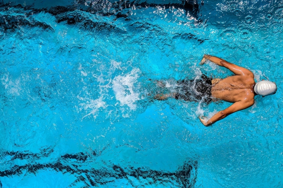 Ejemplos de ejercicios de fuerza en piscina