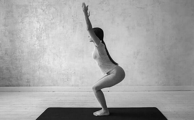 Utkatasana o postura de la silla. Beneficios y adaptaciones 