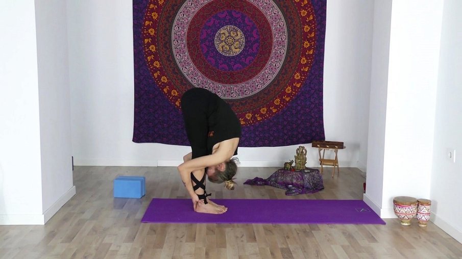 Uttanasana o Postura de la Pinza
