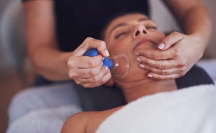 Yoga facial con ventosas. Para qué sirve y beneficios