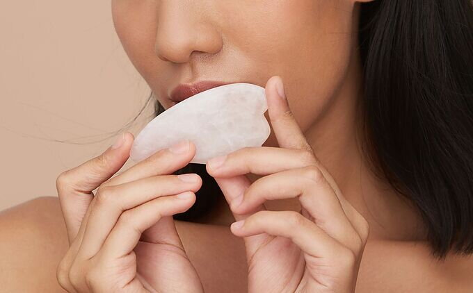 Yoga facial y uso de la piedra Gua Sha Yoga facial y uso de la piedra Gua Sha